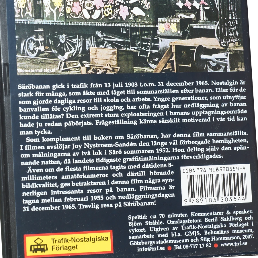 Resor på Säröbanan med ånglok och rälsbuss. Speltid: ca 70 min