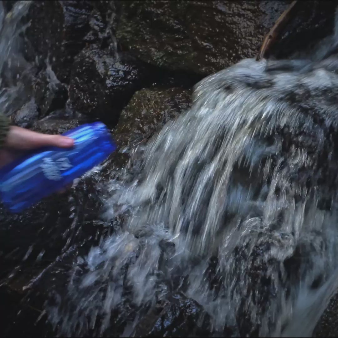 blå dricksflaska med vattenfilter från nordic prep illustrationsvideo vid användning i naturmiljö och detaljvideo i studio