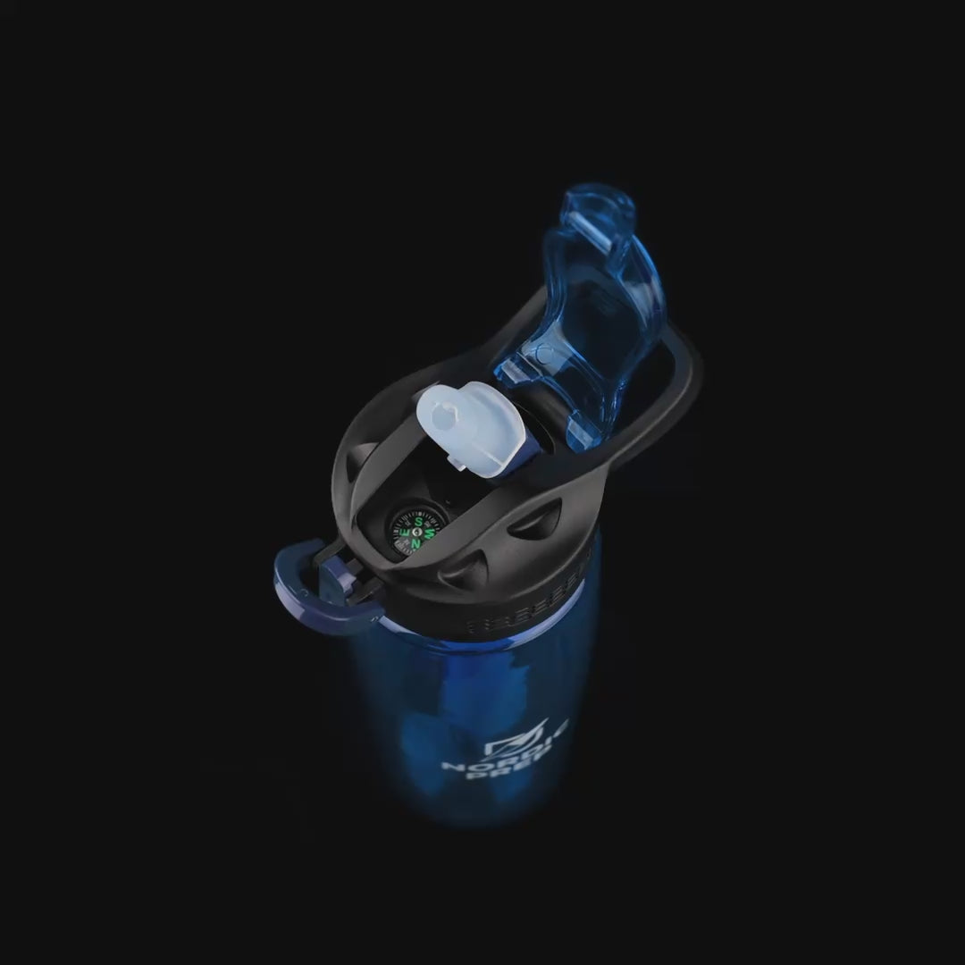 blå dricksflaska med vattenfilter från nordic prep detaljvideo i studio med flaska i 360 grader rotation